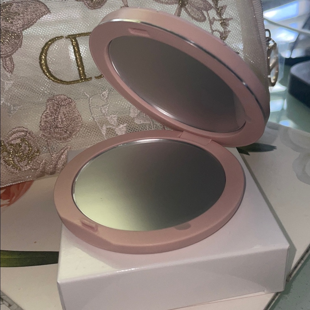 Dior Pink and Gold Cosmetic Collection - Picture 5 of 7